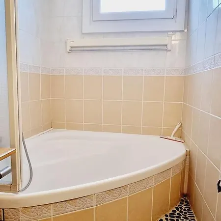 Διαμέρισμα *le Pani Pwoblem* & Centre