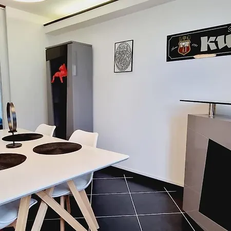 Διαμέρισμα *le Pani Pwoblem* & Centre